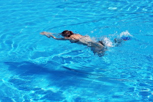 piscina niño nadando