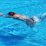 piscina niño nadando
